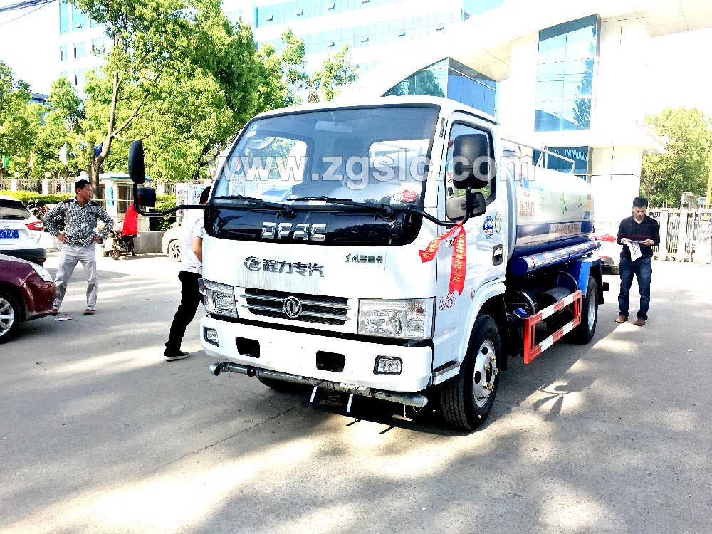 到湖北程力集團訂購灑水車，現(xiàn)貨供應隨時出發(fā)