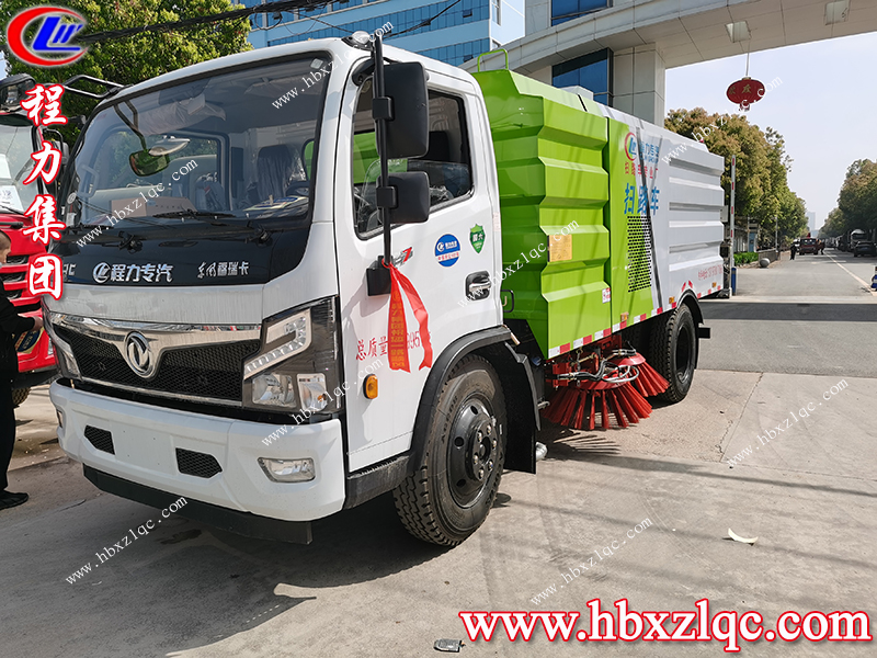 程力集團東風(fēng)福瑞卡掃路車，北京客戶到廠自提車并學(xué)習(xí)操作方法